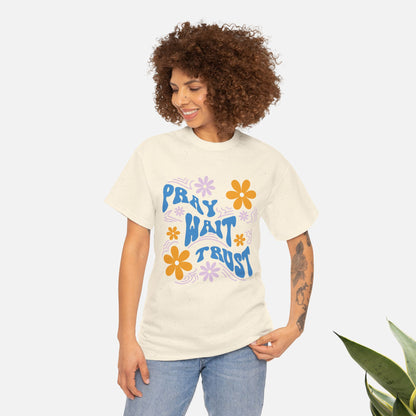 Camiseta de algodón "Pray, Wait, Trust" 