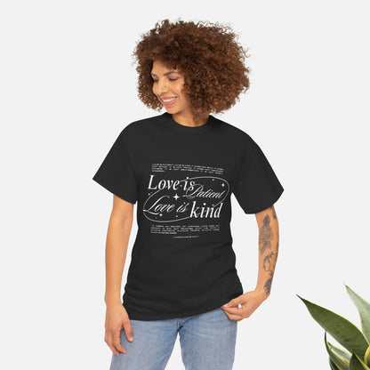 Camiseta unisex de algodón inspiradora "El amor es paciente, el amor es bondadoso". 