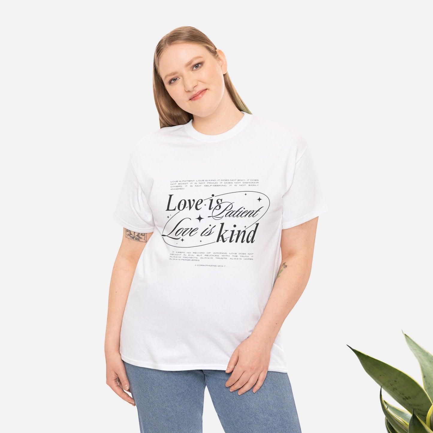 Camiseta unisex de algodón inspiradora "El amor es paciente, el amor es bondadoso". 