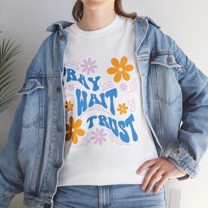 Camiseta de algodón "Pray, Wait, Trust" 