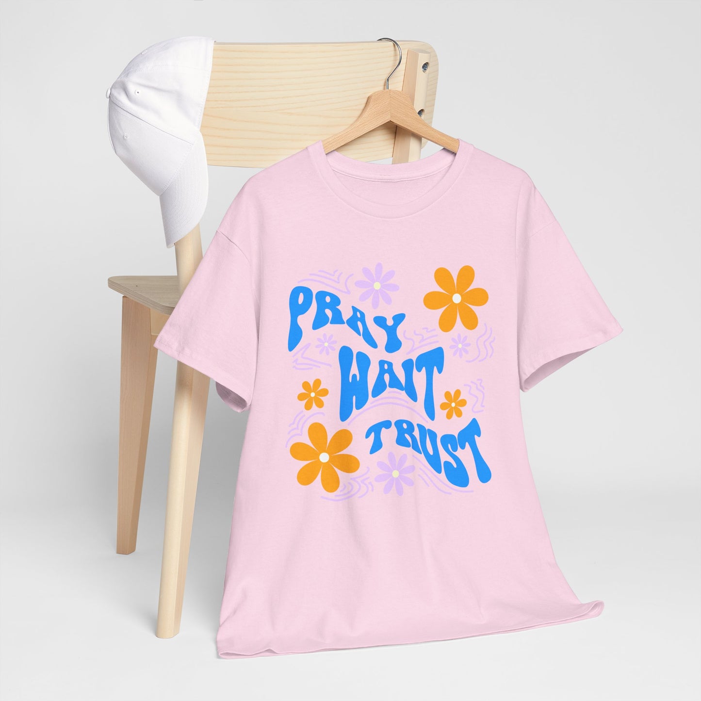 Camiseta de algodón "Pray, Wait, Trust" 