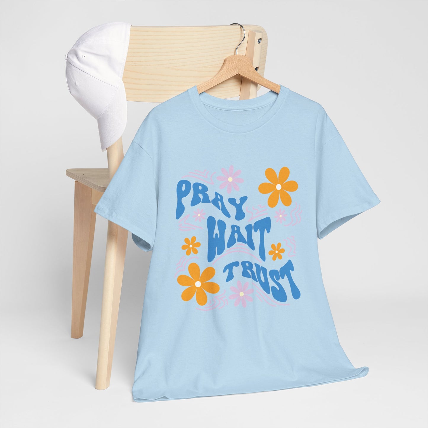 Camiseta de algodón "Pray, Wait, Trust" 