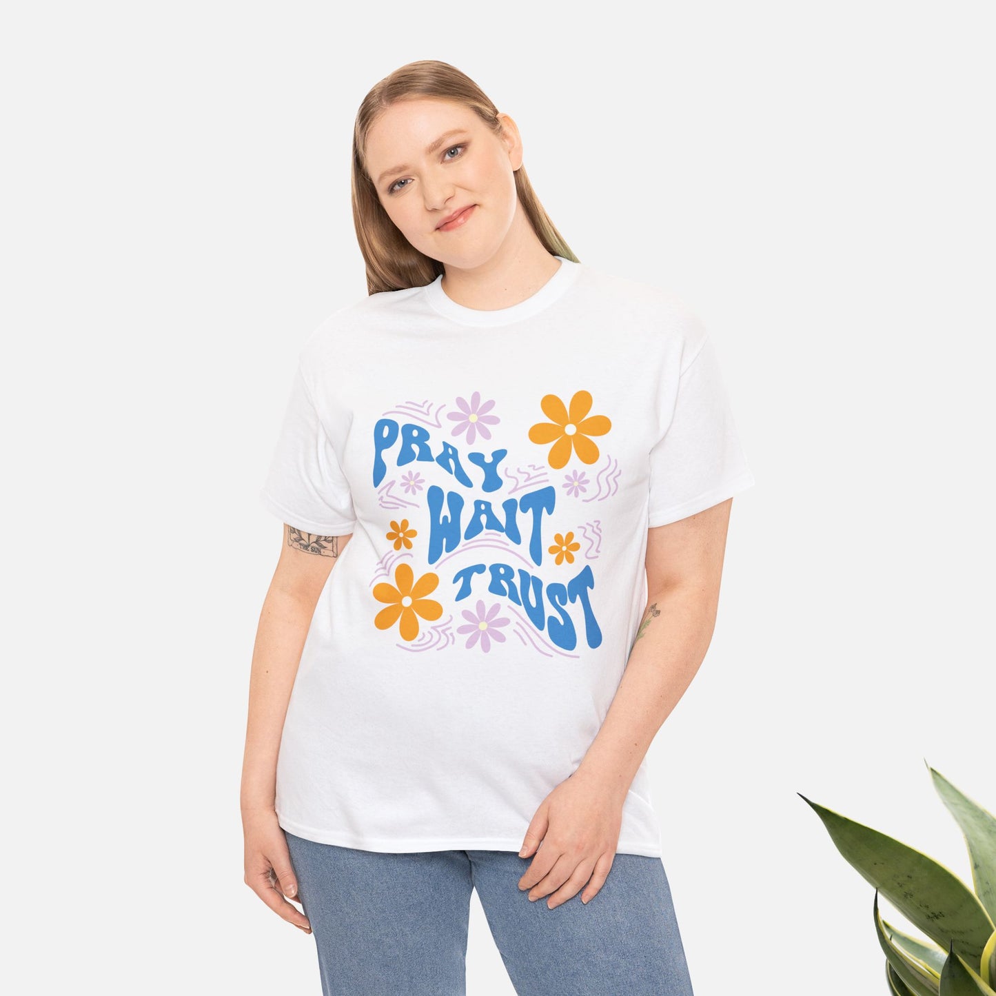 Camiseta de algodón "Pray, Wait, Trust" 