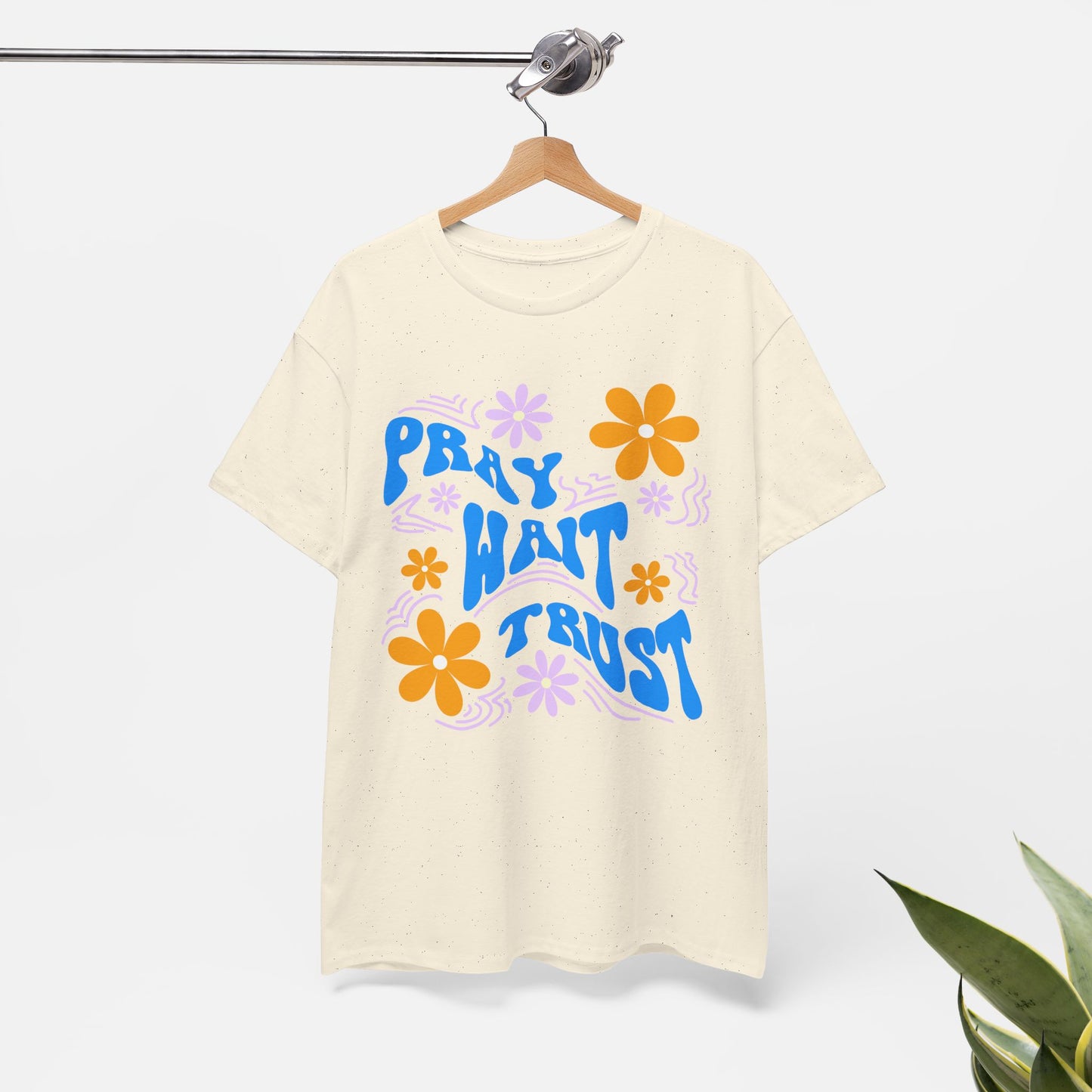 Camiseta de algodón "Pray, Wait, Trust" 