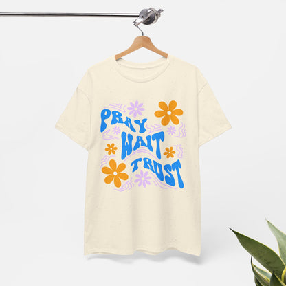 Camiseta de algodón "Pray, Wait, Trust" 