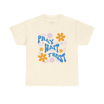 Camiseta de algodón "Pray, Wait, Trust" 